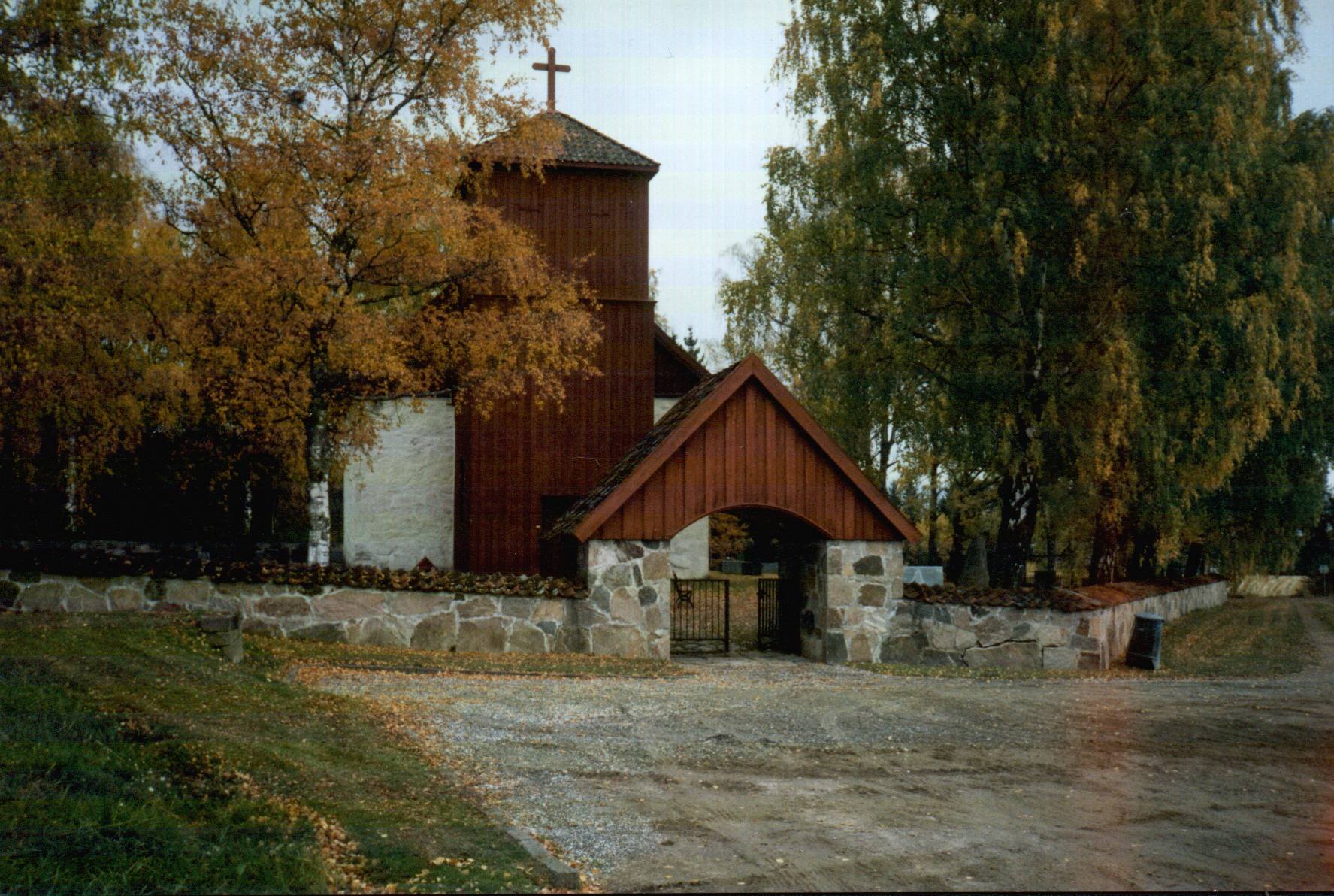 Romnes Kirke fra vestsiden, foto Jacob Knudsen.
Church seen from west.