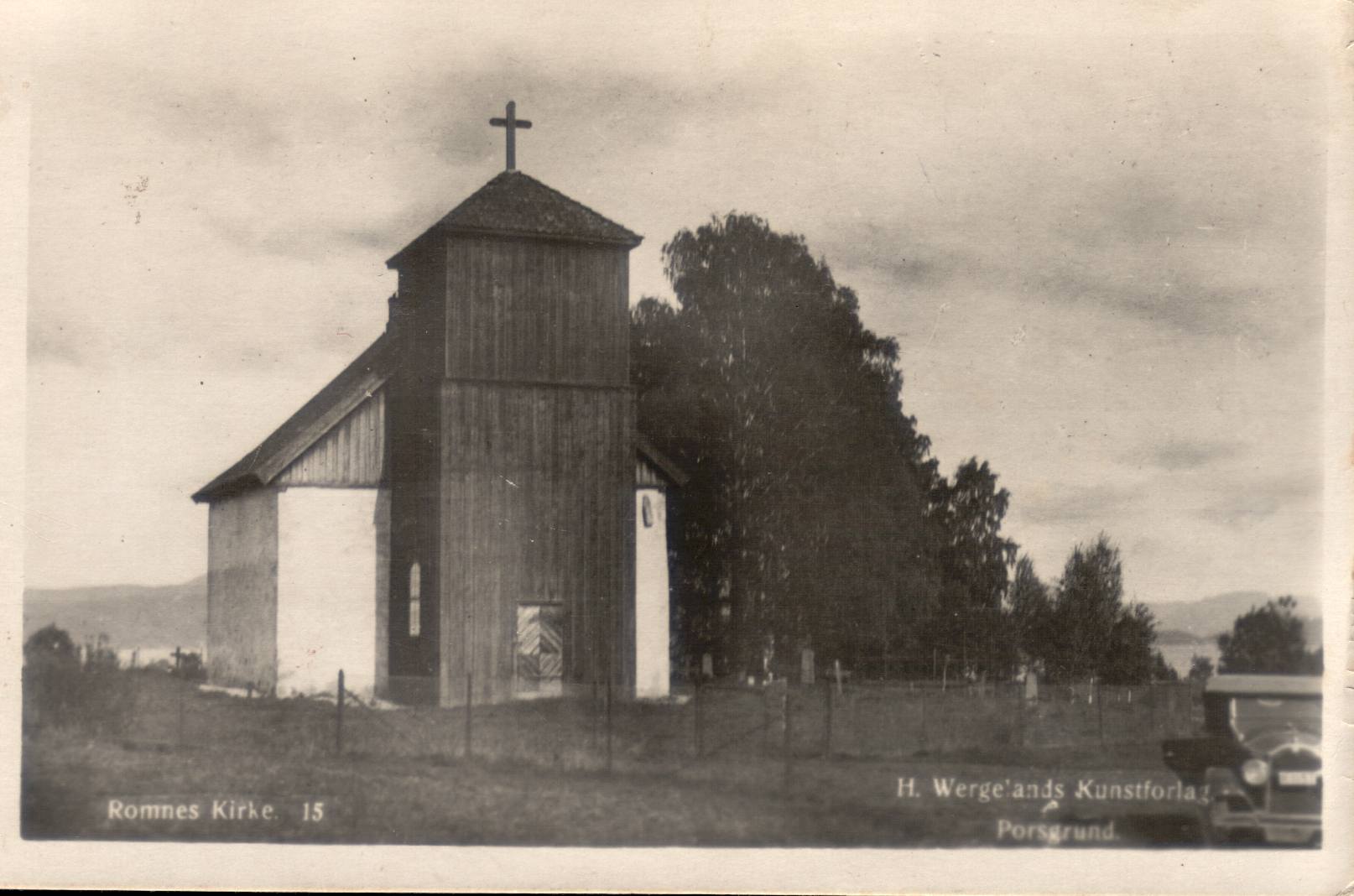 Romnes Kirke - før muren kom opp, ca. 1930.
Picture from around 1930, before perimeter wall was built.